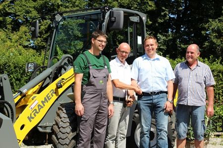 Radlader mit Markus Sommer, Werkstattleiter; Markus Spiegel, Abteilungsleiter; Michael Utiger, Rohrer-Marti; Fritz Käsermann, Betriebsleiter Garten- und Landschaftsbau.
