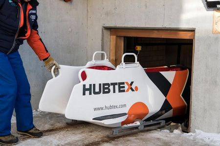 Der Bob hat sein Ziel erreicht und wird durch die Luke zum Start der Bahn gezogen