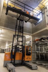 Der Vierwegestapler hebt den Bob exakt auf die Höhe der Ausgangsluke